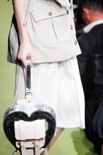 リョウタムラカミ 2018年春夏コレクション、パーティーガールが夜の街に繰り出す｜写真4