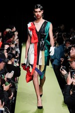 リョウタムラカミ 2018年春夏コレクション、パーティーガールが夜の街に繰り出す｜写真5