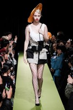 リョウタムラカミ 2018年春夏コレクション、パーティーガールが夜の街に繰り出す｜写真7