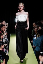 リョウタムラカミ 2018年春夏コレクション、パーティーガールが夜の街に繰り出す｜写真9