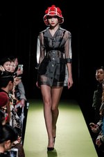 リョウタムラカミ 2018年春夏コレクション、パーティーガールが夜の街に繰り出す｜写真12