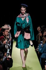 リョウタムラカミ 2018年春夏コレクション、パーティーガールが夜の街に繰り出す｜写真13