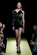 リョウタムラカミ 2018年春夏コレクション、パーティーガールが夜の街に繰り出す｜写真15