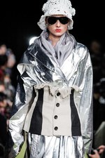 リョウタムラカミ 2018年春夏コレクション、パーティーガールが夜の街に繰り出す｜写真18