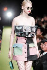 リョウタムラカミ 2018年春夏コレクション、パーティーガールが夜の街に繰り出す｜写真22