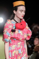 リョウタムラカミ 2018年春夏コレクション、パーティーガールが夜の街に繰り出す｜写真25