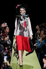 リョウタムラカミ 2018年春夏コレクション、パーティーガールが夜の街に繰り出す｜写真26