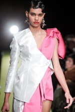 リョウタムラカミ 2018年春夏コレクション、パーティーガールが夜の街に繰り出す｜写真28