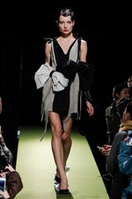 リョウタムラカミ 2018年春夏コレクション、パーティーガールが夜の街に繰り出す｜写真29