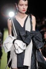 リョウタムラカミ 2018年春夏コレクション、パーティーガールが夜の街に繰り出す｜写真30