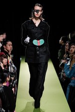 リョウタムラカミ 2018年春夏コレクション、パーティーガールが夜の街に繰り出す｜写真31