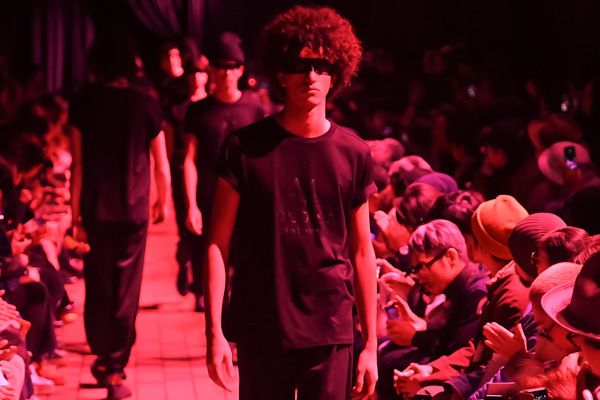 タカヒロミヤシタザソロイスト．2018年春夏コレクション - 運命の女性から見える男性の本当の姿