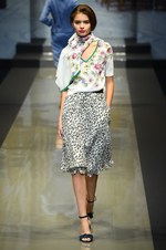 ユキ トリヰ インターナショナル 2018年春夏コレクション - 心弾む花々の明るい輝き｜写真21