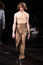 TOGA 2018年春夏コレクション - まだ見ぬ肌を“現在進行形で”より自由に解き放ち続ける｜写真15