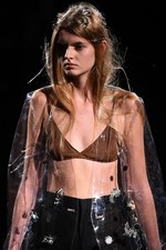 TOGA 2018年春夏コレクション - まだ見ぬ肌を“現在進行形で”より自由に解き放ち続ける｜写真18