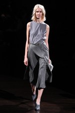 TOGA 2018年春夏コレクション - まだ見ぬ肌を“現在進行形で”より自由に解き放ち続ける｜写真21