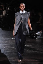 TOGA 2018年春夏コレクション - まだ見ぬ肌を“現在進行形で”より自由に解き放ち続ける｜写真24