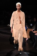 TOGA 2018年春夏コレクション - まだ見ぬ肌を“現在進行形で”より自由に解き放ち続ける｜写真32