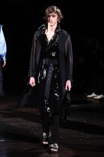 TOGA 2018年春夏コレクション - まだ見ぬ肌を“現在進行形で”より自由に解き放ち続ける｜写真41