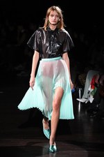 TOGA 2018年春夏コレクション - まだ見ぬ肌を“現在進行形で”より自由に解き放ち続ける｜写真42