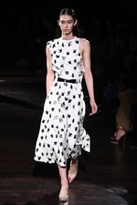 TOGA 2018年春夏コレクション - まだ見ぬ肌を“現在進行形で”より自由に解き放ち続ける｜写真48