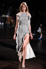 TOGA 2018年春夏コレクション - まだ見ぬ肌を“現在進行形で”より自由に解き放ち続ける｜写真50