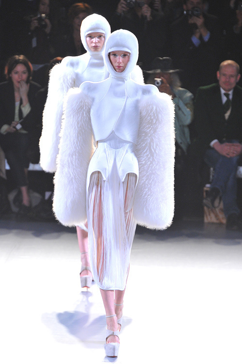 ミュグレー(MUGLER) 2012-13年秋冬コレクション - 坂本龍一の音楽とのスーパーコラボレーション｜写真1