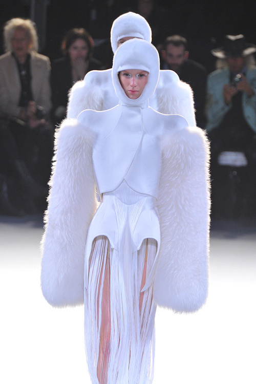 ミュグレー(MUGLER) 2012-13年秋冬コレクション - 坂本龍一の音楽とのスーパーコラボレーション｜写真2