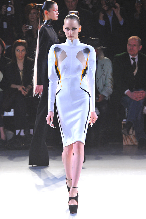 ミュグレー(MUGLER) 2012-13年秋冬 ウィメンズコレクション  - 写真16