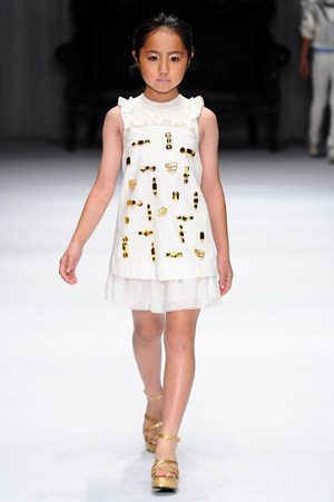 バナナチップス 18年春夏コレクション モノトーンやバラ柄で 甘さ と 辛さ をミックス ファッションプレス