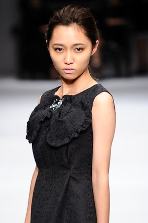 バナナチップス 18年春夏コレクション モノトーンやバラ柄で 甘さ と 辛さ をミックス ファッションプレス