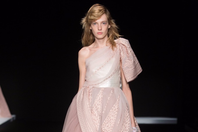 モスグリーン｜タエ アシダ 2018年春夏コレクション -  大胆なグラフィックを優雅さとともに