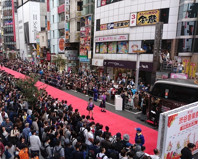 渋谷の路上がランウェイに！「SHIBUYA RUNWAY」松井愛莉も登場｜写真1