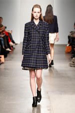 KAREN WALKER(カレンウォーカー) 2012-13年秋冬コレクション - 印象的なアイディアをMIX｜写真16