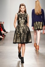 KAREN WALKER(カレンウォーカー) 2012-13年秋冬コレクション - 印象的なアイディアをMIX｜写真20