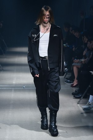 ミューズ 18年春夏コレクション 退廃的なムードの中に見る 強い 反骨精神 ファッションプレス ミューズ 18年春夏コレクション 退廃的なムードの中に見る 強い 反骨精神 ファッションプレス