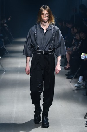 ミューズ 18年春夏コレクション 退廃的なムードの中に見る 強い 反骨精神 ファッションプレス ミューズ 18年春夏コレクション 退廃的なムードの中に見る 強い 反骨精神 ファッションプレス
