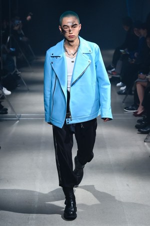 ミューズ 18年春夏コレクション 退廃的なムードの中に見る 強い 反骨精神 ファッションプレス ミューズ 18年春夏コレクション 退廃的なムードの中に見る 強い 反骨精神 ファッションプレス