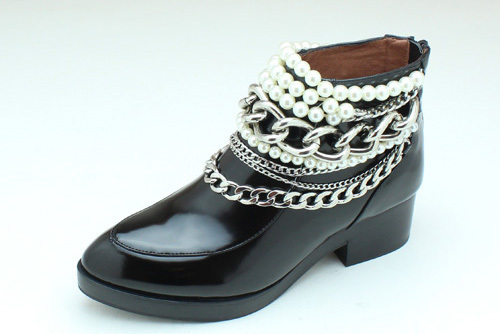 ジェフリーキャンベル、4連チェーン×パールの新作ショートブーツ発売