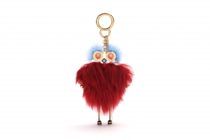 フェンディのチャーム フェンディ ウィッチーズ 限定色 ふわふわファー 大きな目の人形が世界へ旅立つ ファッションプレス