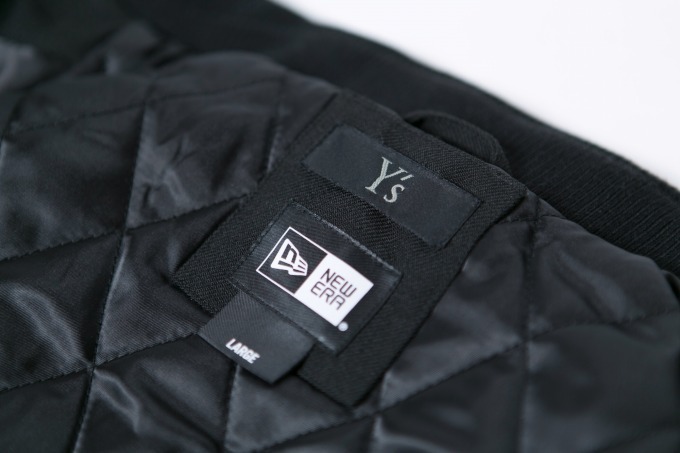 Y’s×ニューエラ、漆黒の新作4型 - “ロゴを隠す”ニット帽や刺繍ロゴを配したコーチジャケットなど｜写真10