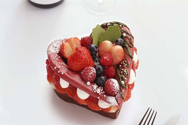 カフェコムサのクリスマス 真っ赤なハート型ケーキや あまおう をお城のように飾ったケーキ ファッションプレス カフェコムサのクリスマス 真っ赤なハート型ケーキや あまおう をお城のように飾ったケーキ ファッションプレス