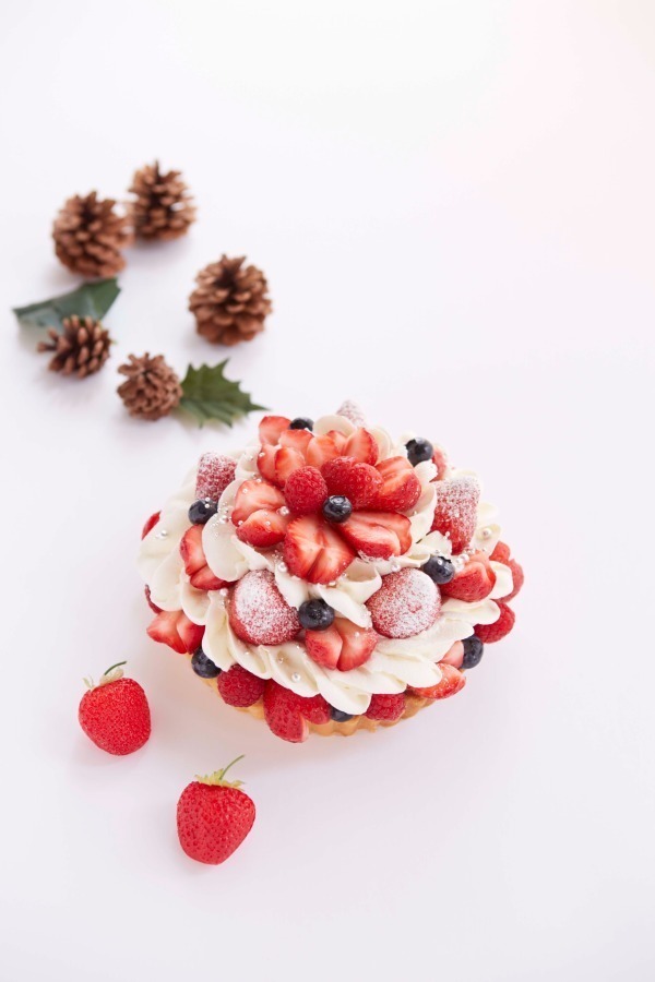 カフェコムサのクリスマス - 真っ赤なハート型ケーキや「あまおう」をお城のように飾ったケーキ｜写真3