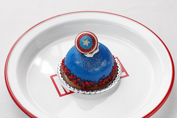 マーベル カフェ が神宮前に キャプテン アメリカとアイアンマンを表現したケーキ ファッションプレス
