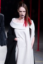 ヨウジヤマモト 2012-13年秋冬ウィメンズコレクション - 鮮やかに解き放たれたセクシャリティ｜写真23