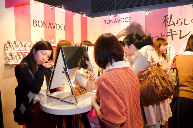 第14回東京ガールズコレクション レポートVol.1 - 「ガールズパワー」いっぱいでひな祭りを盛り上げた企業ブース｜写真18