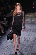 ニナ リッチ 2012-13年秋冬コレクション - 現在と過去を行き来するノスタルジックなコケティッシュガール｜写真1