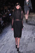 ニナ リッチ 2012-13年秋冬コレクション - 現在と過去を行き来するノスタルジックなコケティッシュガール｜写真2