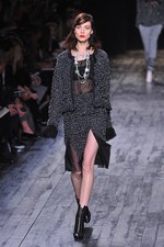 ニナ リッチ 2012-13年秋冬コレクション - 現在と過去を行き来するノスタルジックなコケティッシュガール｜写真3