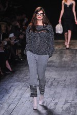 ニナ リッチ 2012-13年秋冬コレクション - 現在と過去を行き来するノスタルジックなコケティッシュガール｜写真4